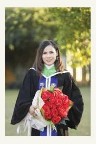 ดร.นิรมล ในชุดครุยวิชาการถือช่อกุหลาบแดง