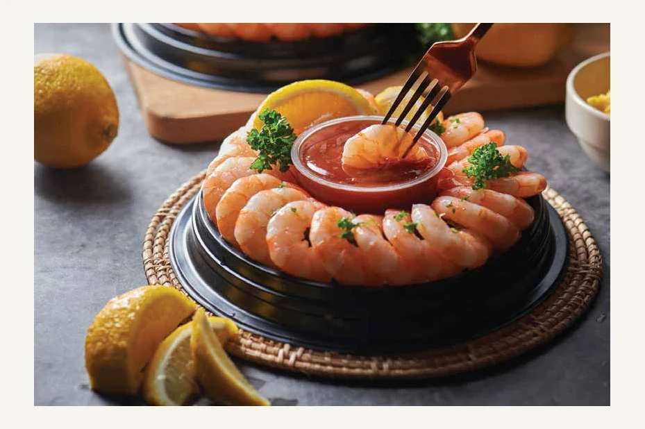 Shrimp Ring กุ้งต้มวางเป็นวงพร้อมถ้วยซอสค็อกเทลซีฟู้ด