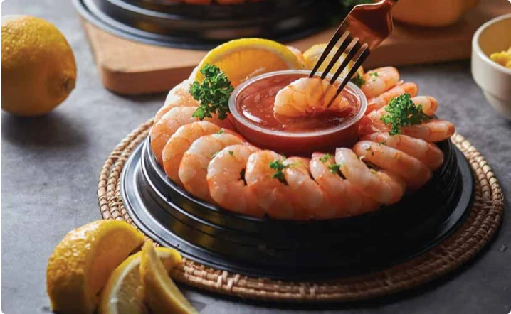 Shrimp Ring กุ้งต้มจัดวางเป็นวงพร้อมถ้วยซอสค็อกเทลซีฟู้ดตรงกลาง