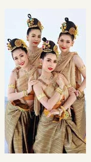 คณะนักแสดงนาฏศิลป์ไทยในชุดประจำชาติ
