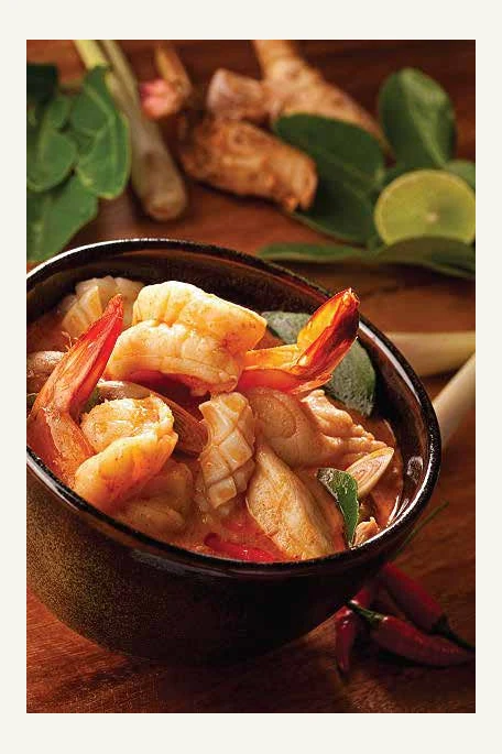 ต้มยำกุ้งในถ้วยไม้พร้อมสมุนไพรไทย